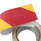 Matowa taśma antypoślizgowa z PCV o wymiarach 50 mm x 5 m do zabezpieczania schodów w kolorze czerwono-żółtym