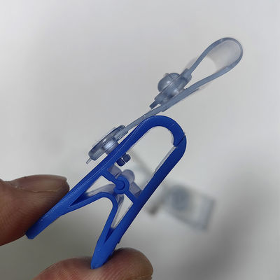 Ekskluzywny niebiesko-biały plastikowy zacisek zawieszony antypoślizgowy plastikowy zacisek z identyfikatorem odznaki