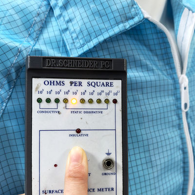 Niebieski antystatyczny fartuch laboratoryjny w kratkę, 98% poliester, 2% włókno węglowe