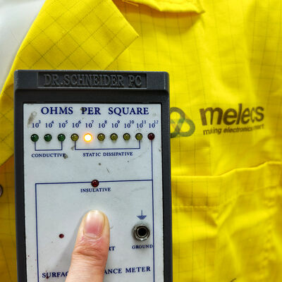 Żółta antystatyczna fartuch laboratoryjny ESD z siatką 5 mm